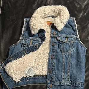 Ladies Levi’s Sherpa lined vest size Med